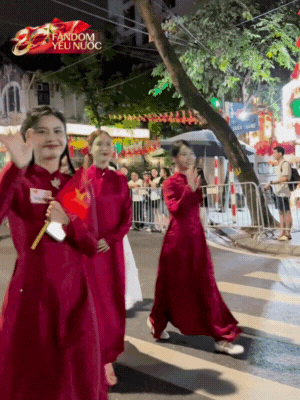 Hoàng Thuỳ Linh - Lâm Vỹ Dạ và Trương Quỳnh Anh diện áo dài đỏ truyền thống, xuất hiện rạng rỡ