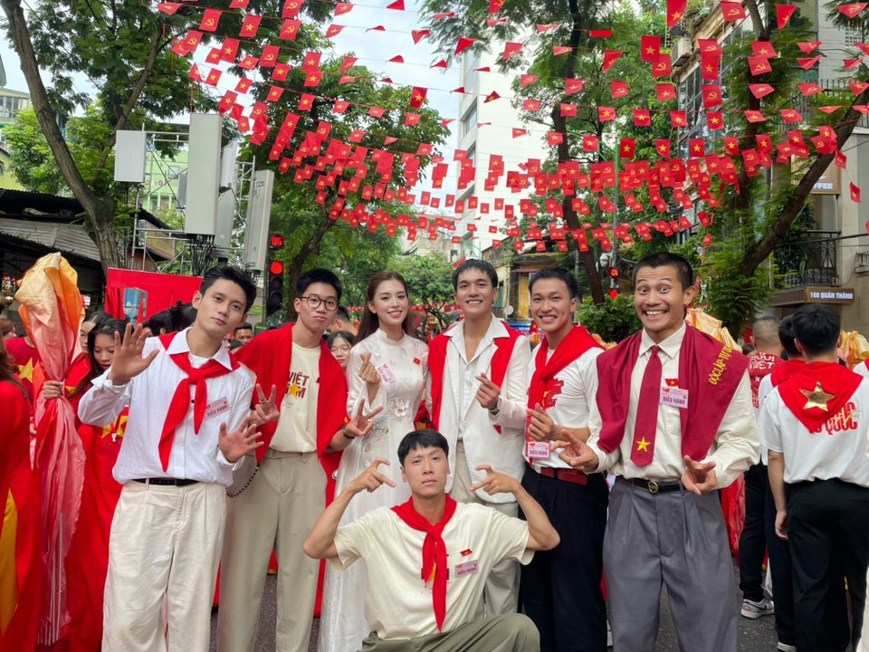 Tiểu Vy chụp ảnh kỷ niệm với dàn diễn viên phim Mưa Đỏ