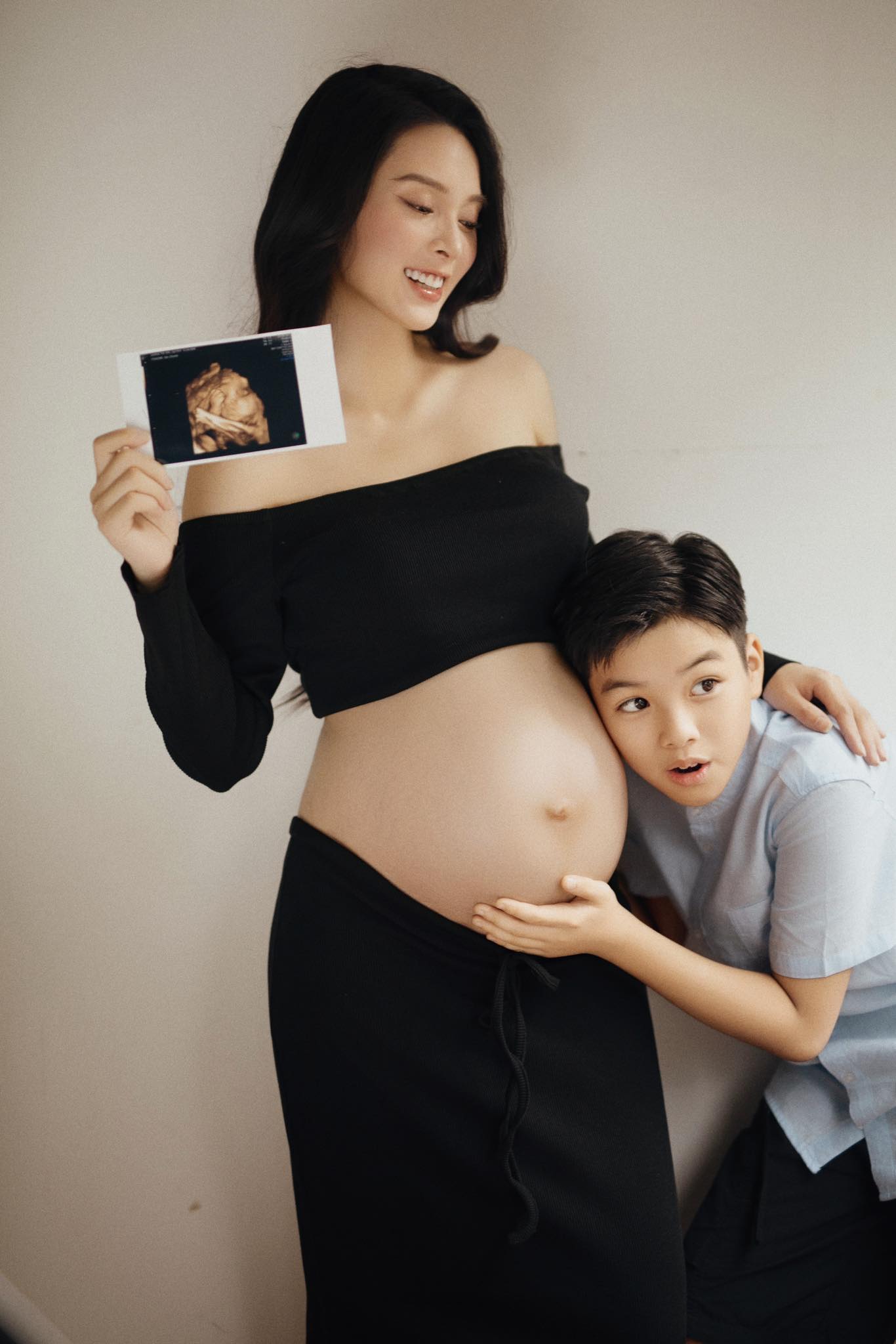 Con trai riêng của Quỳnh Lương mong chờ em bé mới