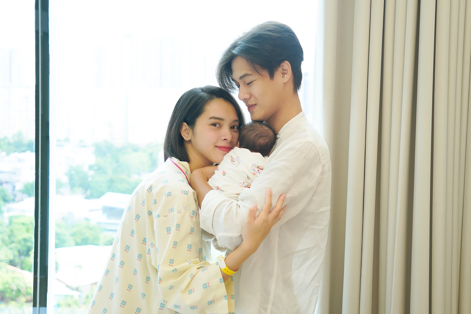 Quỳnh Lương và Tiến Phát cùng bé gái Nala