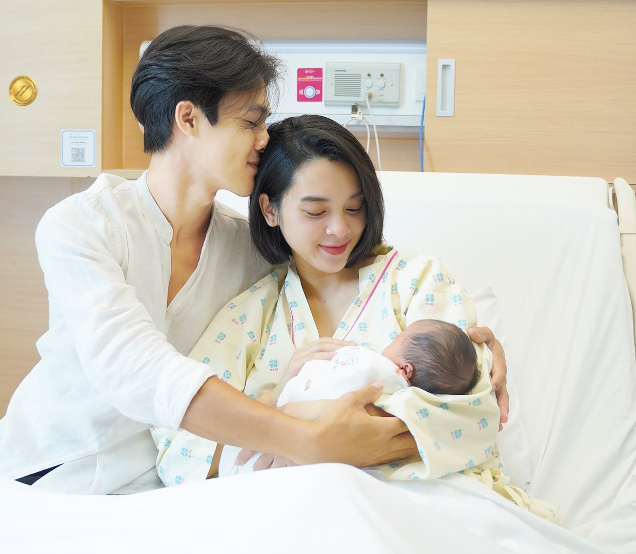 Tiến Phát thể hiện tình cảm với vợ con