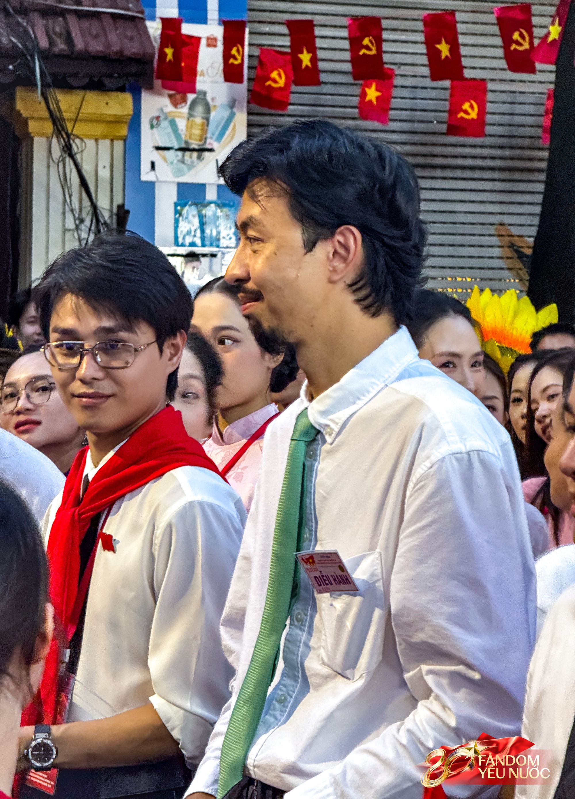 Hoàng Thùy Linh và Đen Vâu đứng cạnh nhau