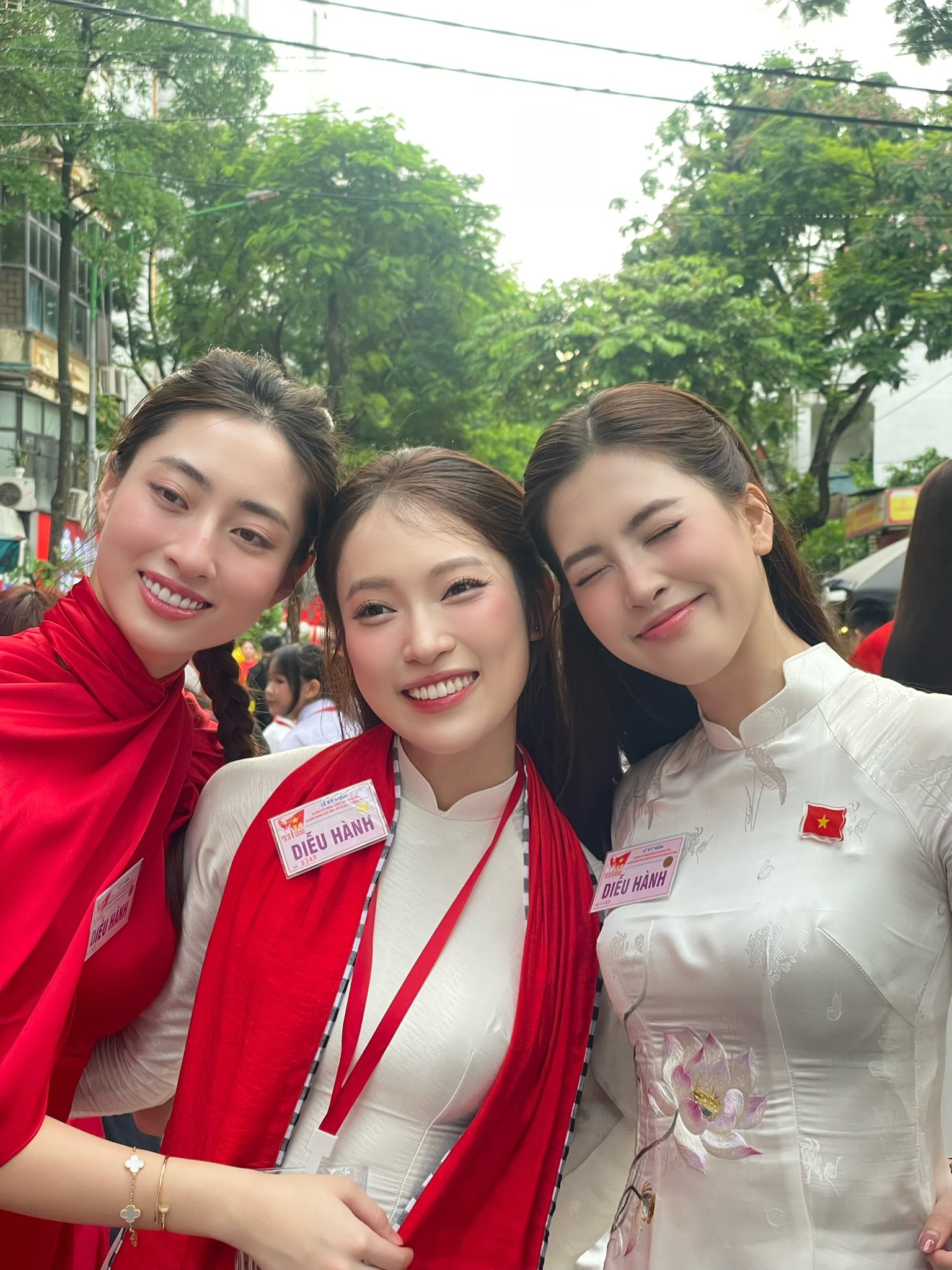 Hoa hậu Việt Nam 2018 bên MC Khánh Vy và Lương Thuỳ Linh
