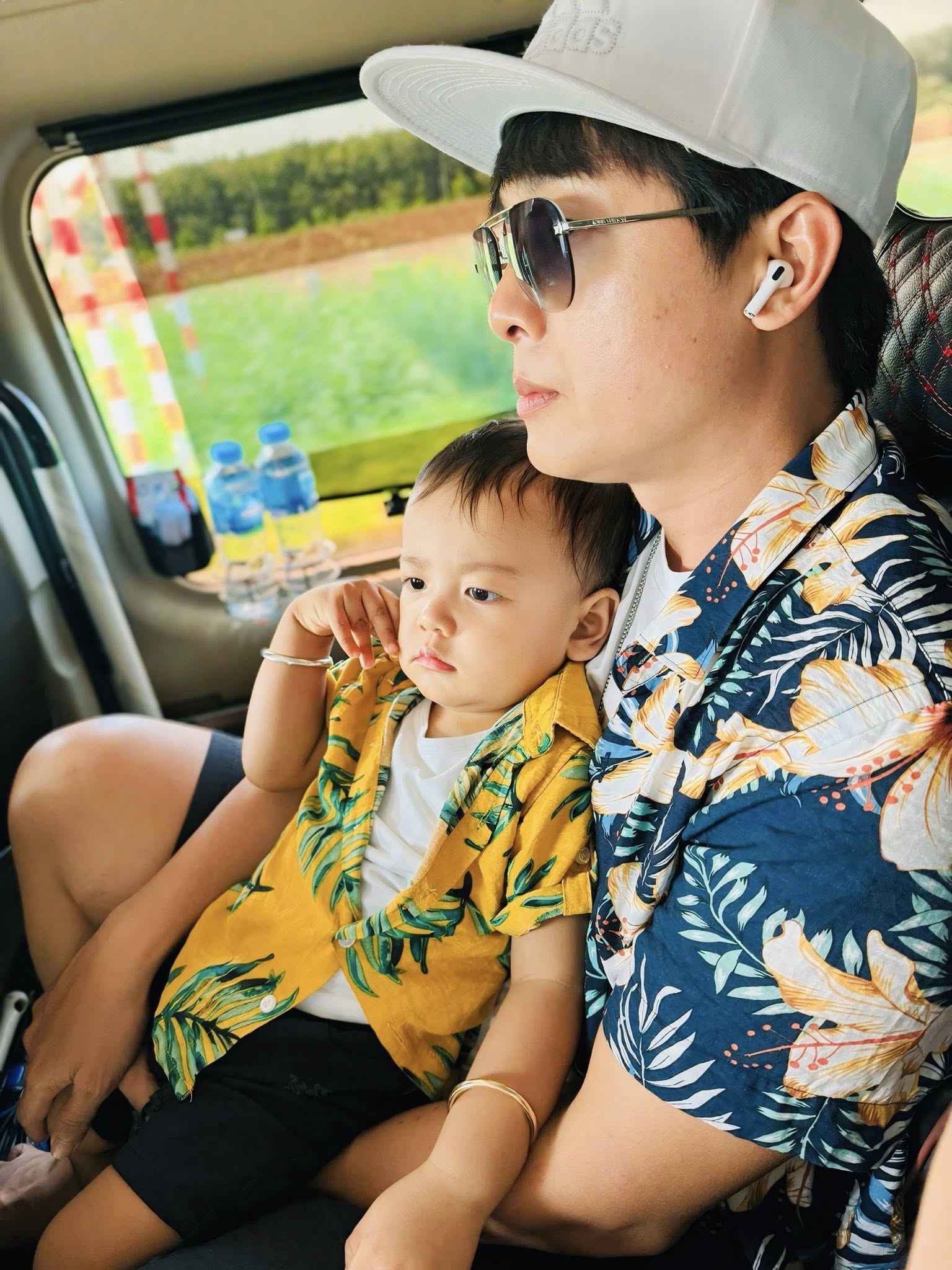 Hòa Hiệp đăng ảnh chăm con