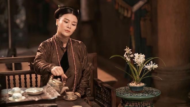 Kim Oanh trong vai Mợ Cả quyền lực và đanh thép