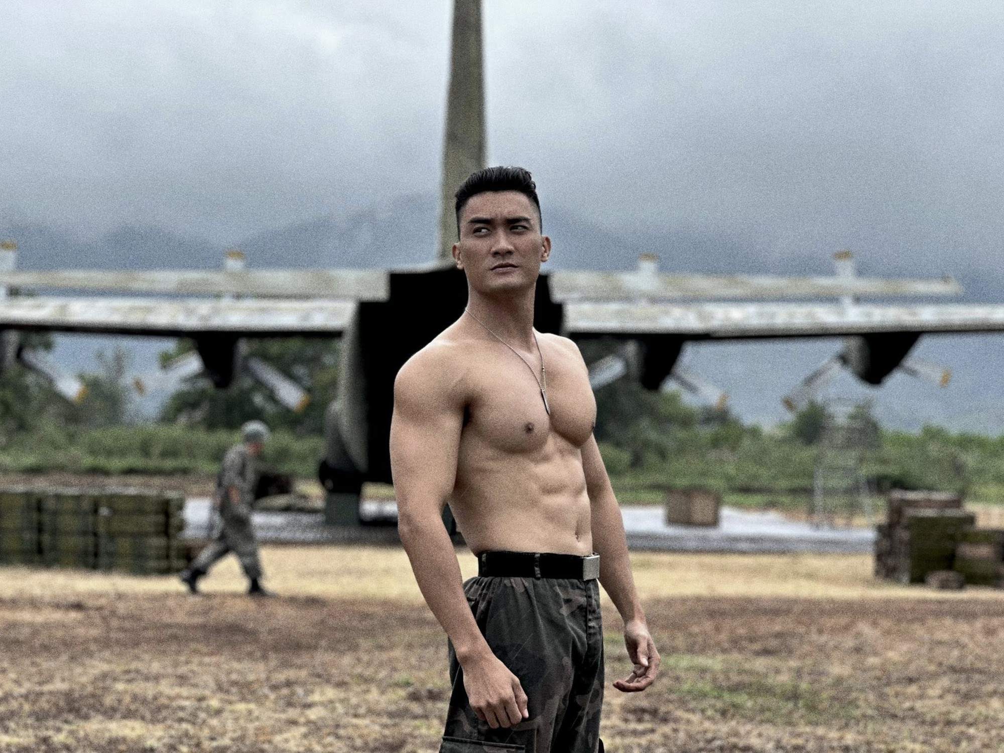 Lương Gia Huy với trang phục trung úy