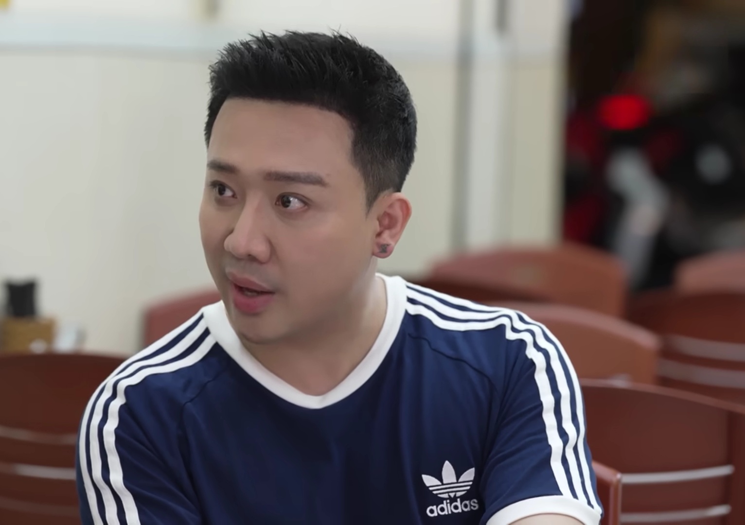 Trấn Thành tại quán gà miền Trung