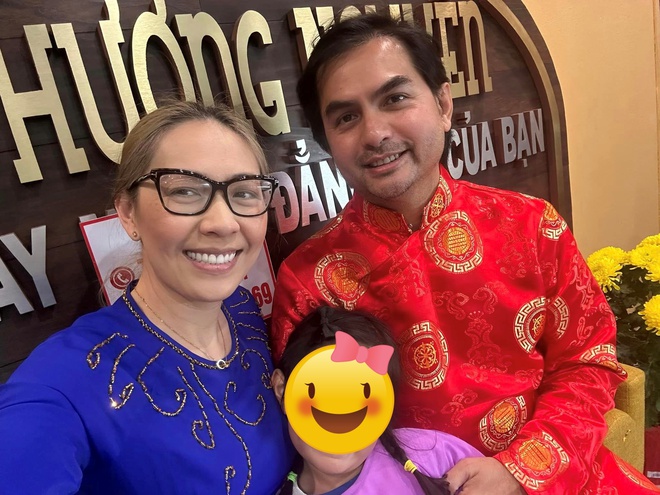 Hoa hậu Bình Phương chăm sóc con gái