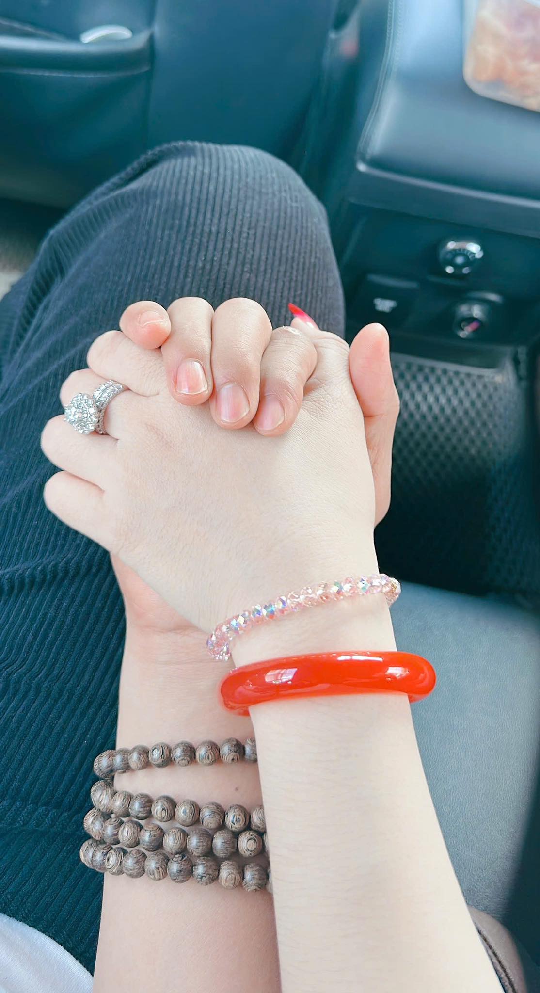 Hòa Hiệp công khai có vợ nhưng vẫn giấu danh tính
