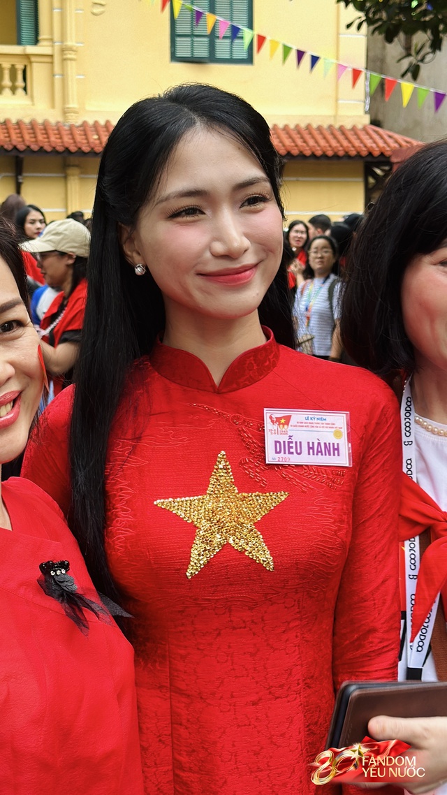 Hoà Minzy diện áo dài đỏ rực