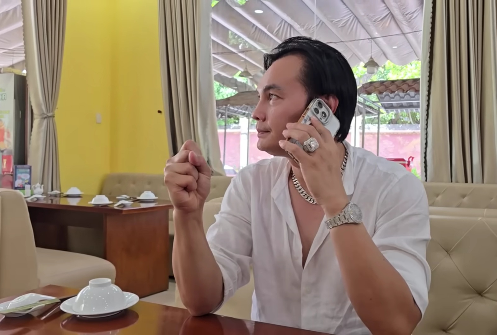 Kim Tiểu Long đeo nhiều đồ hiệu