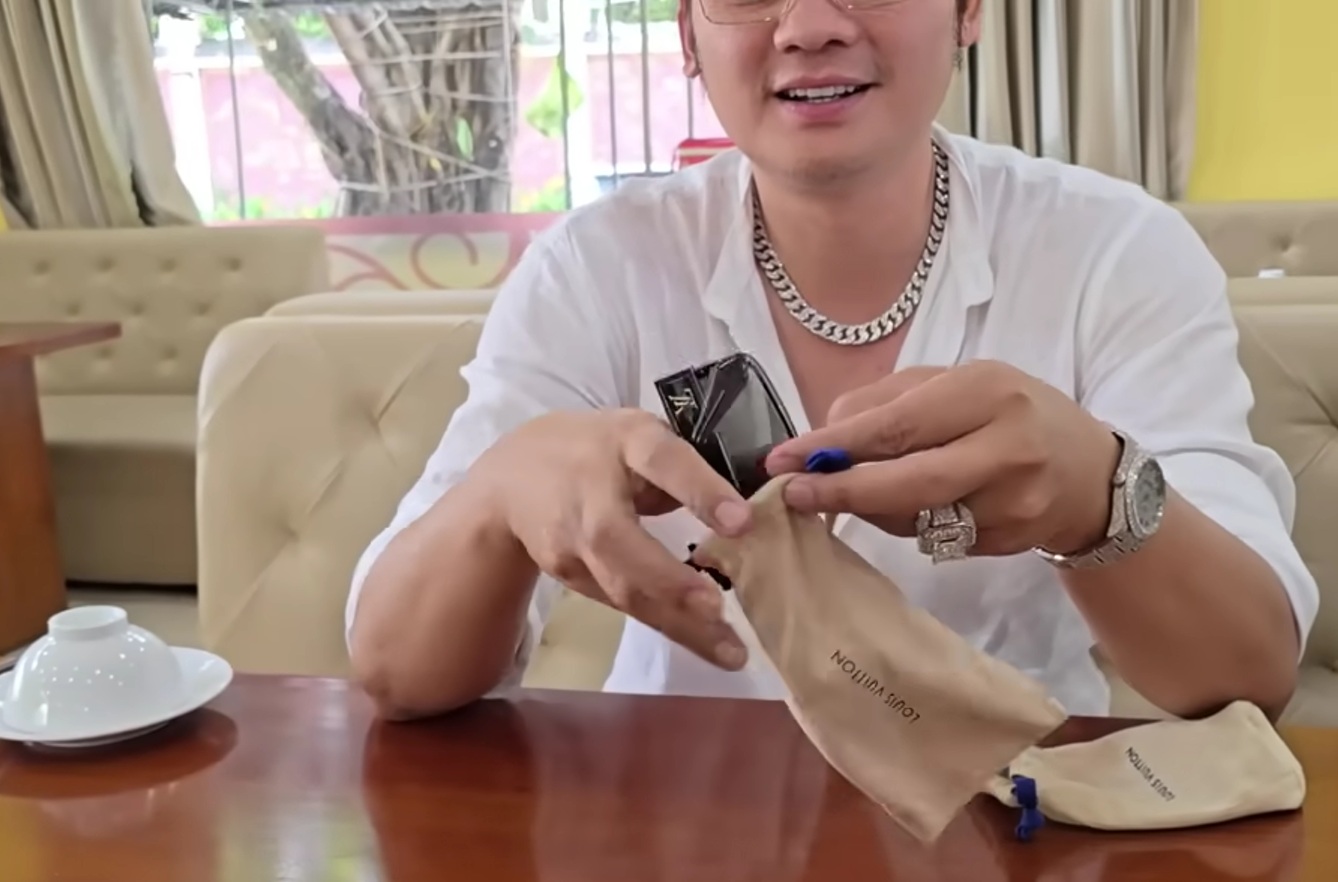 Youtuber Trần Nam TV thử kính hiệu của Kim Tiểu Long