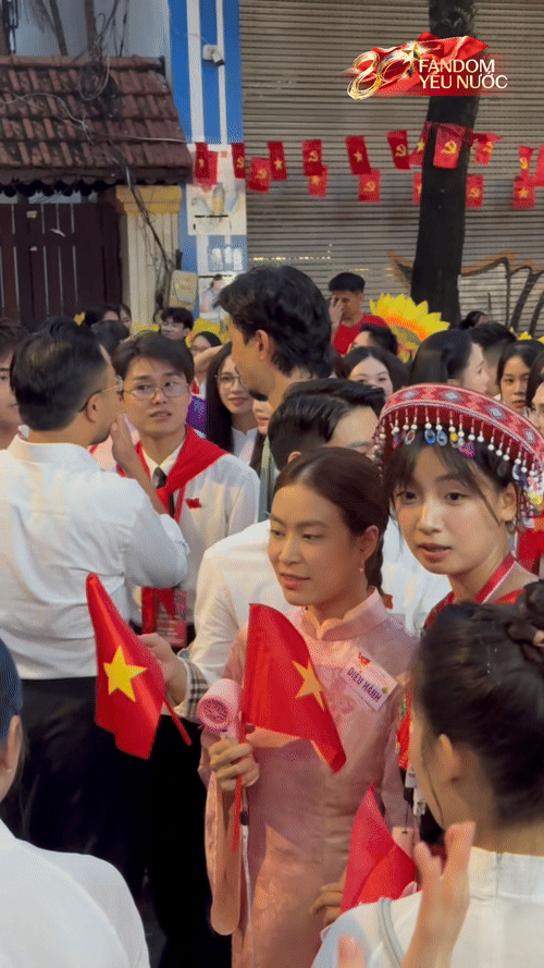 Hoàng Thùy Linh và Đen Vâu trao đổi với người xung quanh