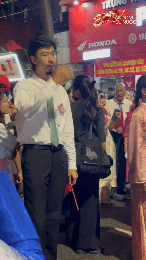 Hai nghệ sĩ đứng gần nhau với khoảng cách nhỏ