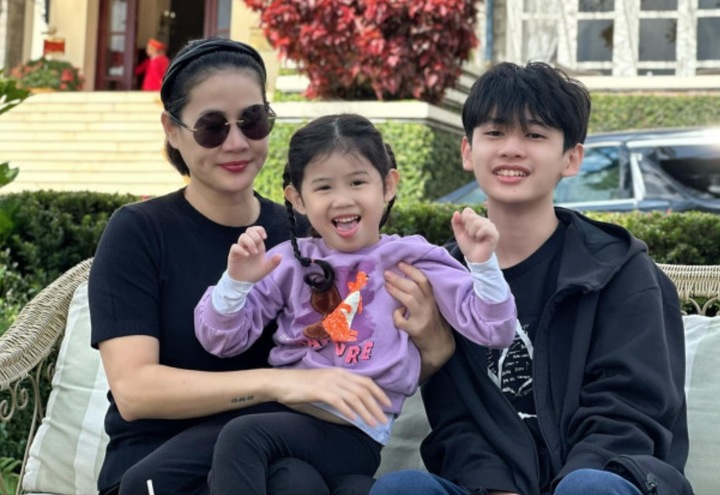 Thân Thúy Hà bên các con