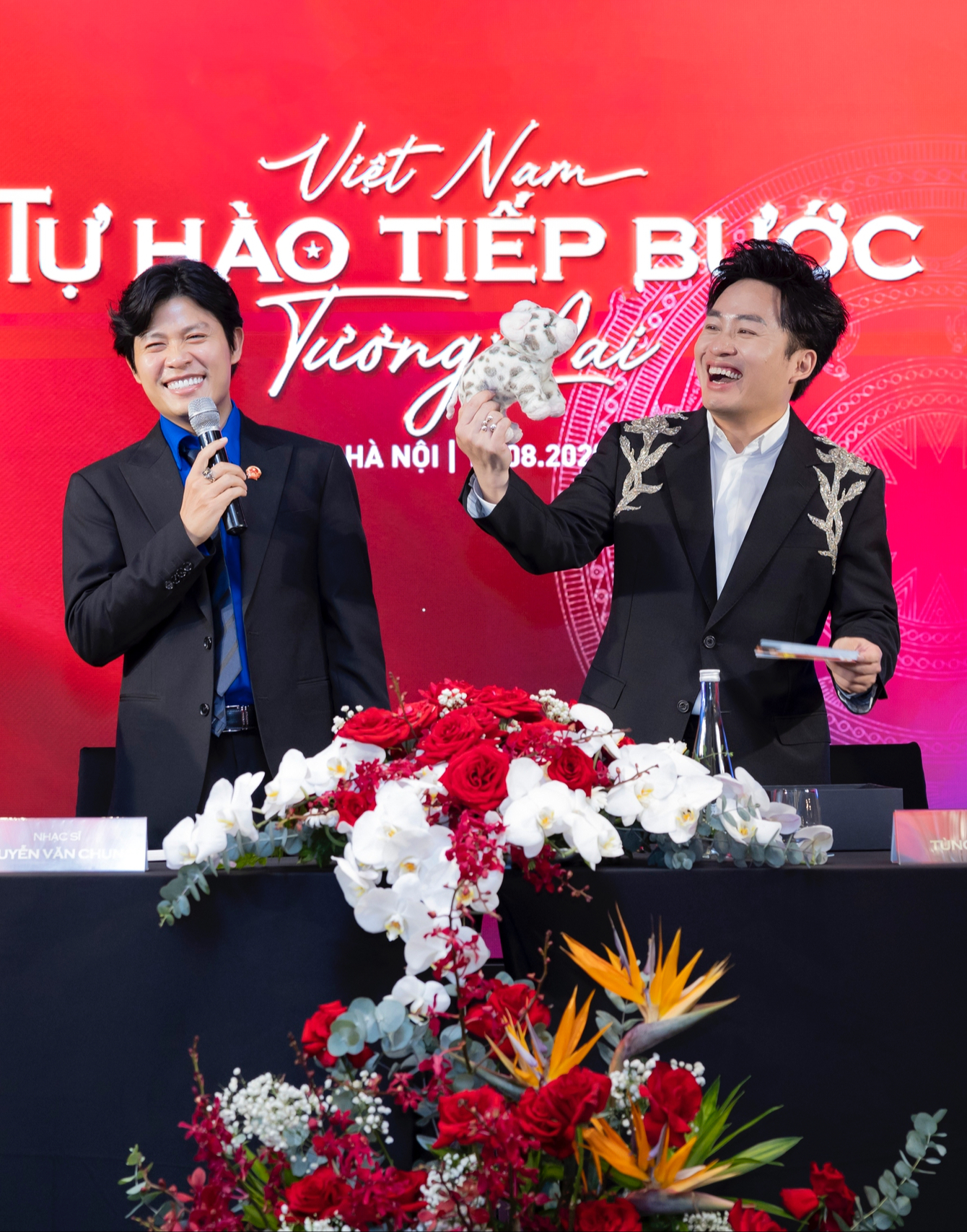 Nhạc sĩ Nguyễn Văn Chung trao quà cho Tùng Dương