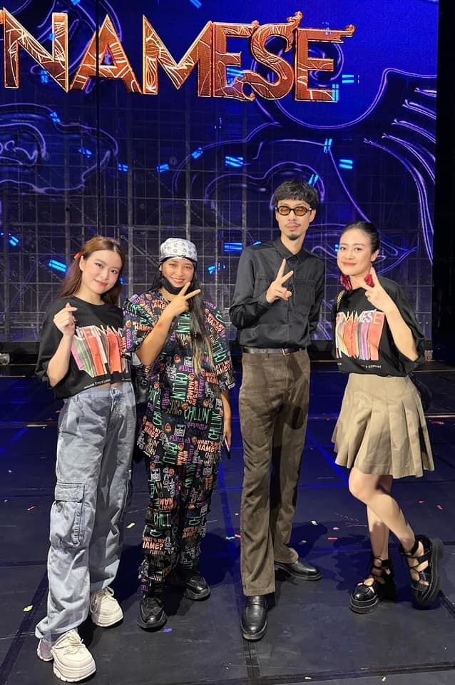 MC Phí Linh chụp hình cùng Hoàng Thuỳ Linh và Đen Vâu trong hậu trường