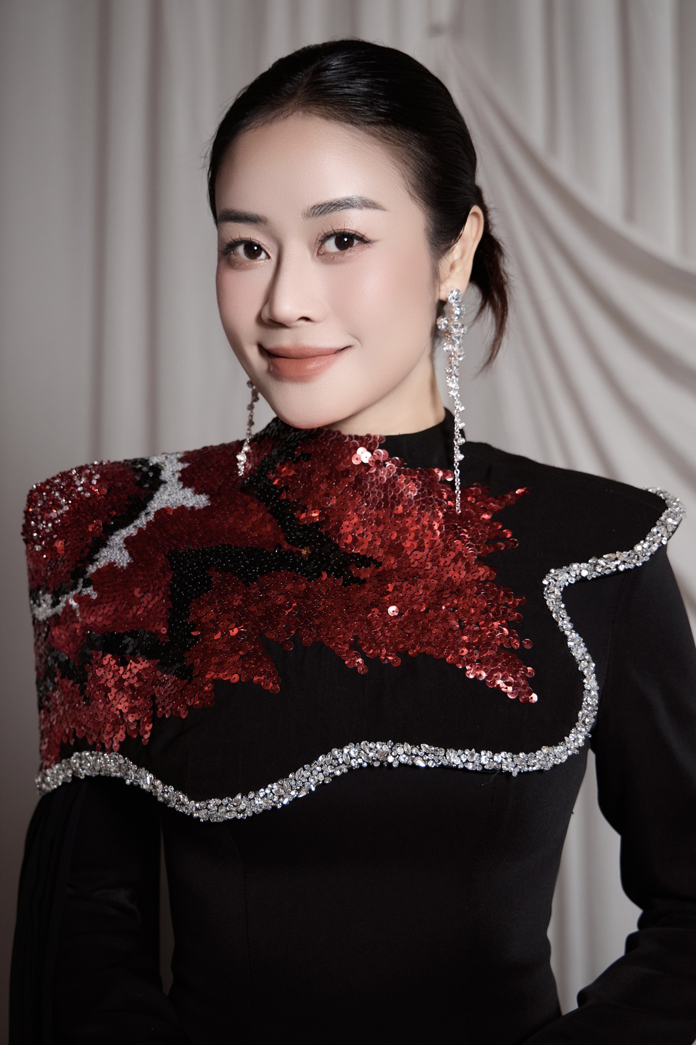 MC Phí Linh chia sẻ hình ảnh hỗ trợ chuyện tình cảm của đồng nghiệp