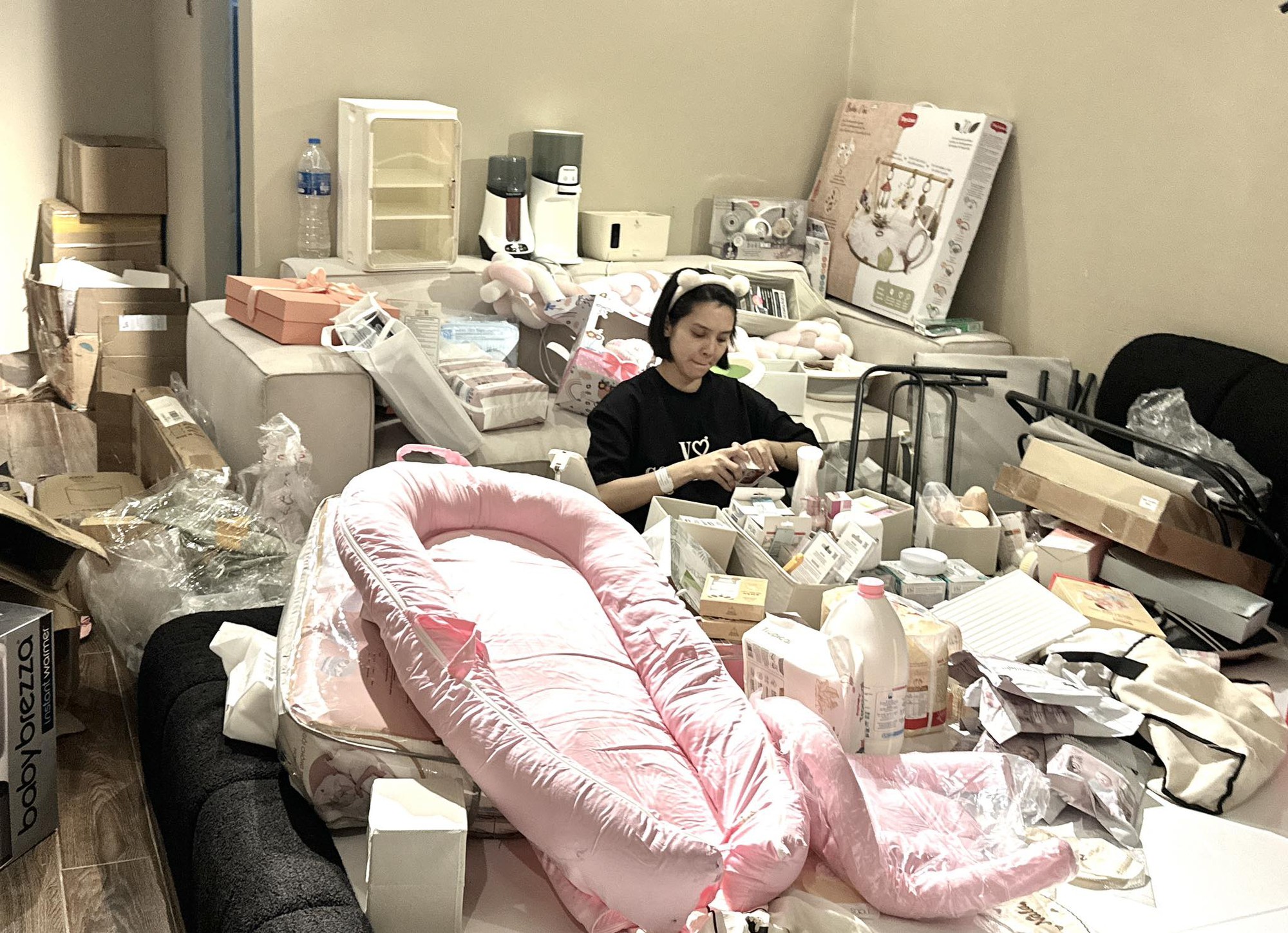 Khoảnh khắc chuẩn bị đồ dùng cho em bé của Quỳnh Lương