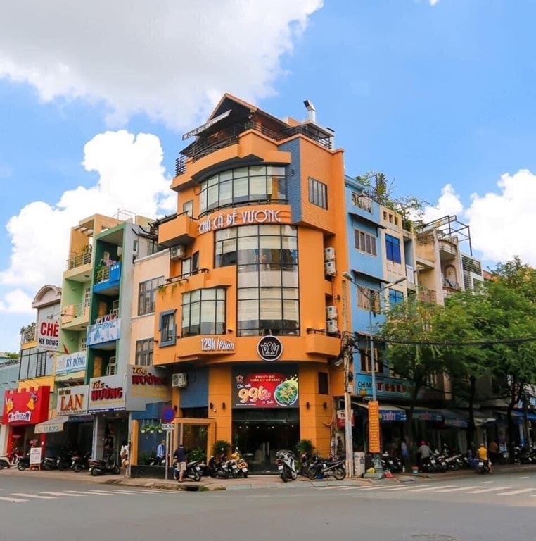 Nhà hàng rộng lớn của MC Nguyên Khang tại trung tâm TP.HCM