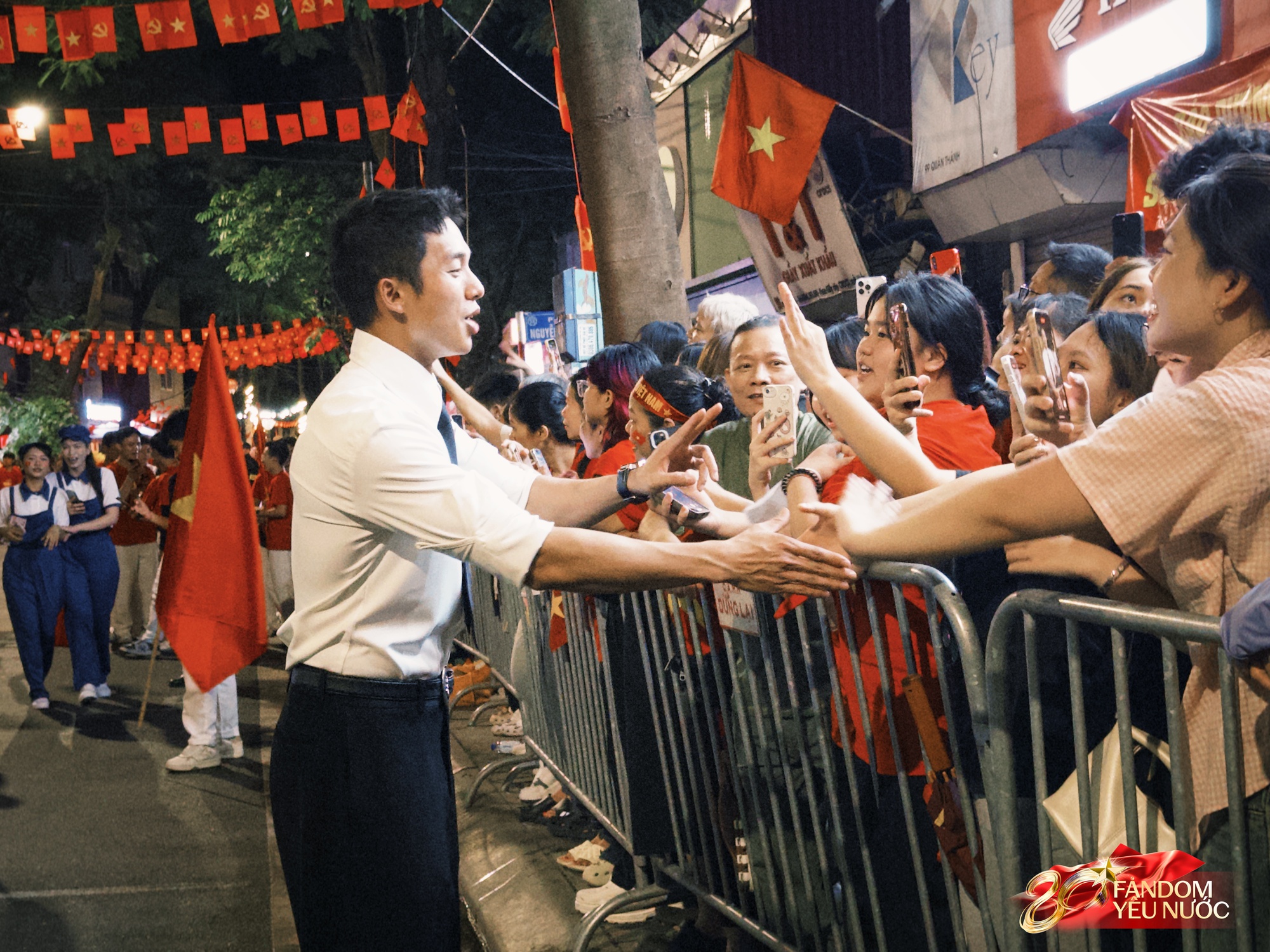 Hưng Nguyễn được người dân chào đón nhiệt tình