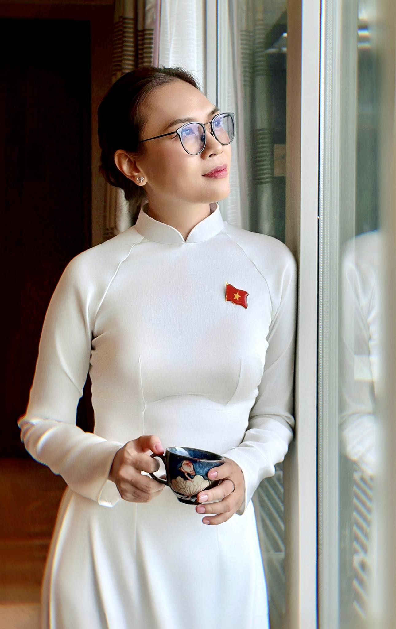 Mỹ Tâm mặc áo dài trắng biểu diễn tại Quảng trường Ba Đình
