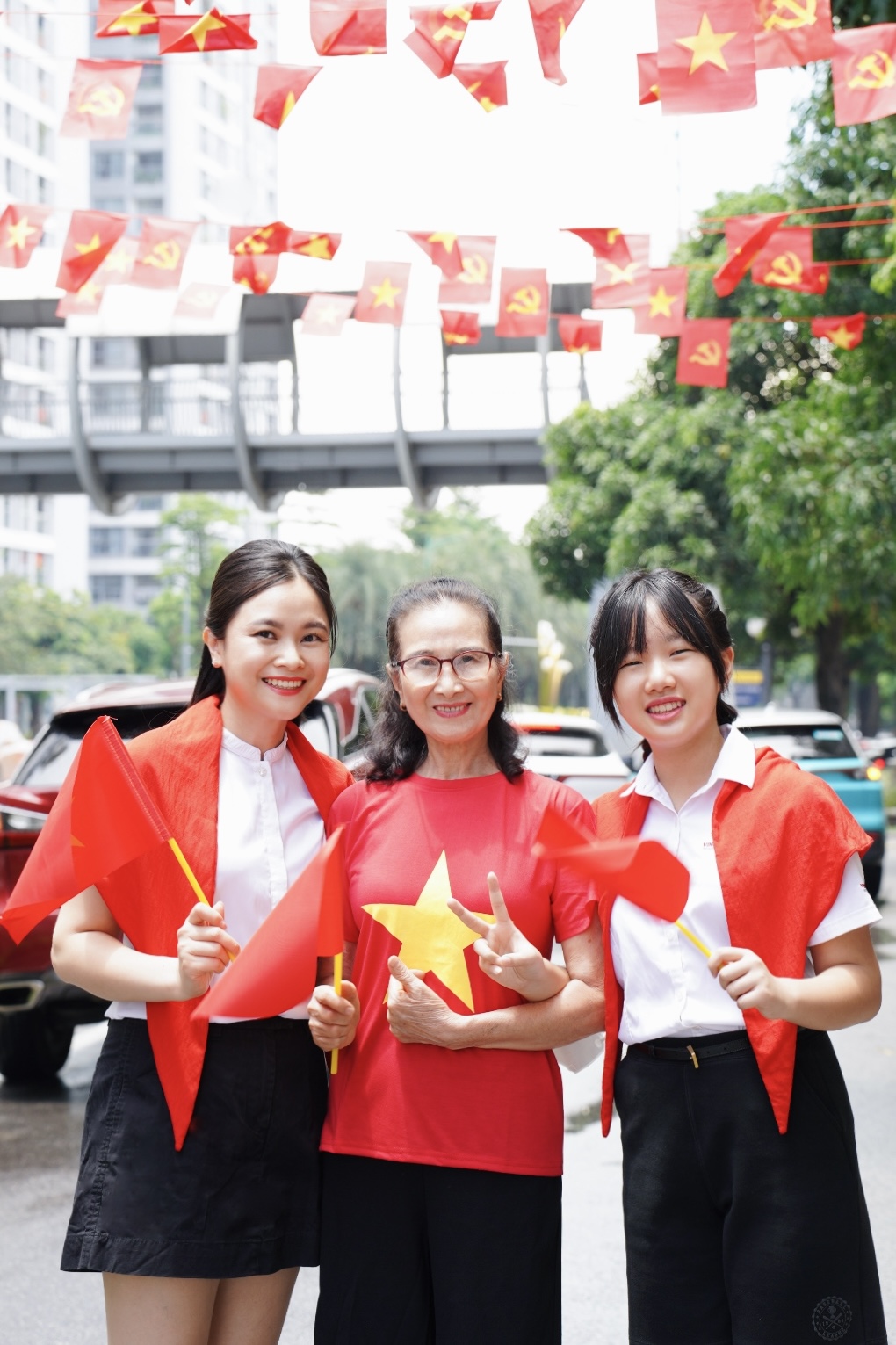 BTV Mùi Khánh Ly bên mẹ và con gái
