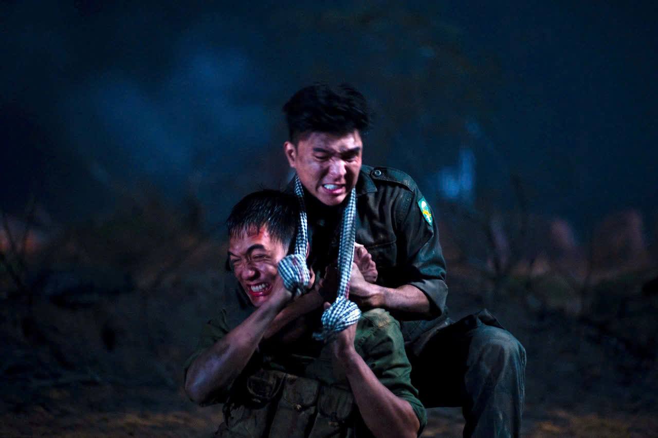 Một đoạn phim với ẩn dụ sâu sắc của Mưa đỏ.