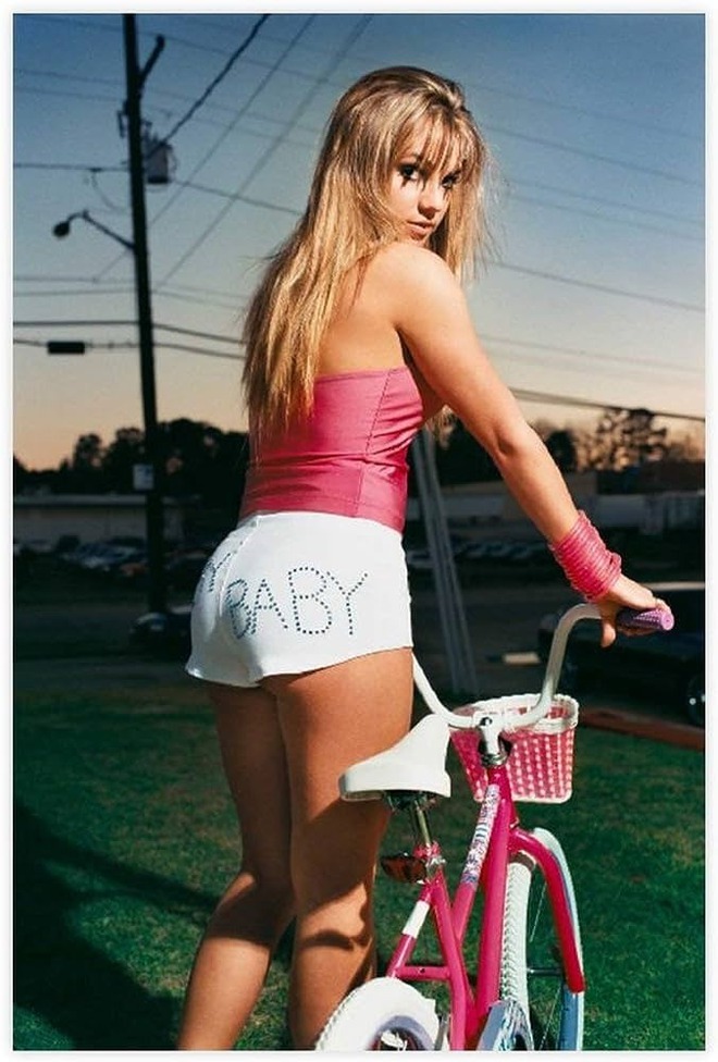 Phong cách thời trang Y2K của Britney Spears