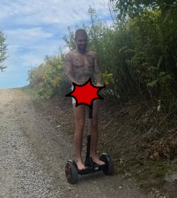 Justin Bieber mặc nội y lái xe điện Scooter