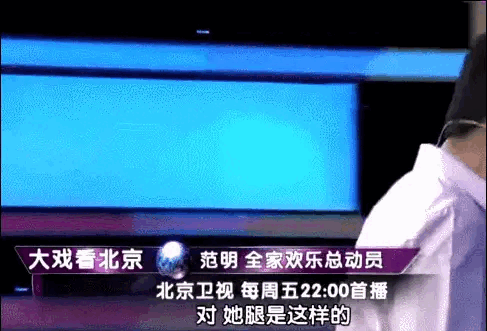 Nam diễn viên bắt chước bước đi Tưởng Văn Lệ 