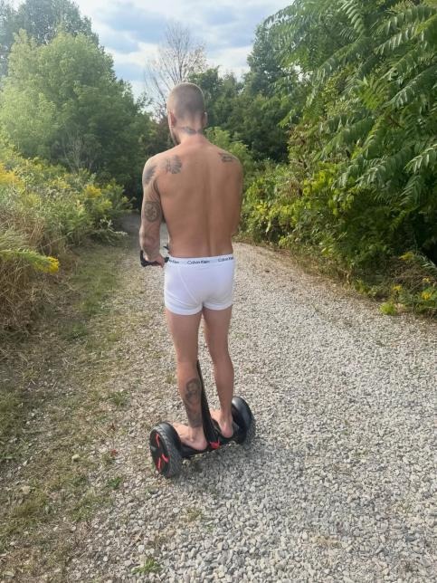 Justin Bieber xuất hiện với trang phục gây sốc