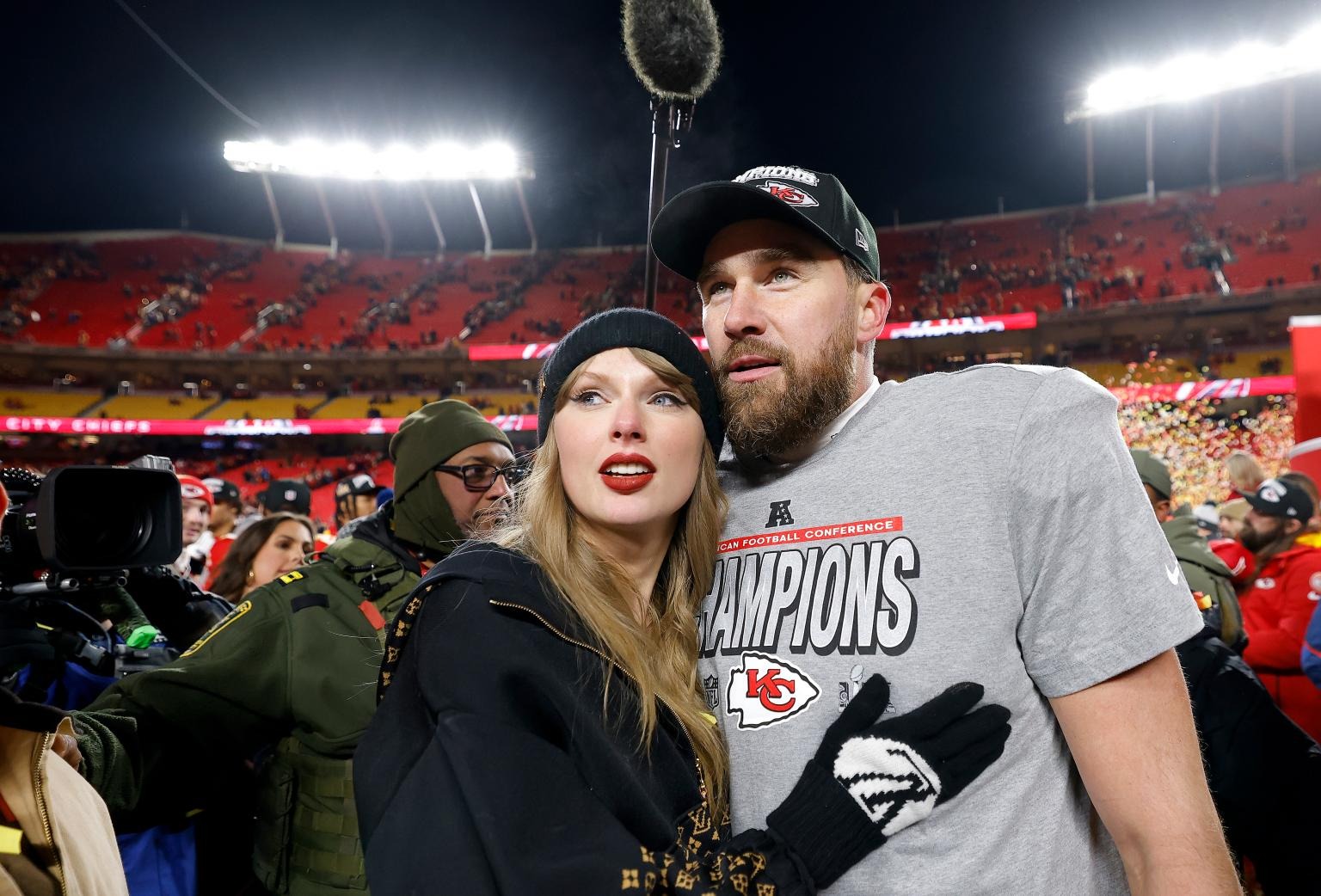 Taylor Swift không muốn chiếm spotlight hôn phu
