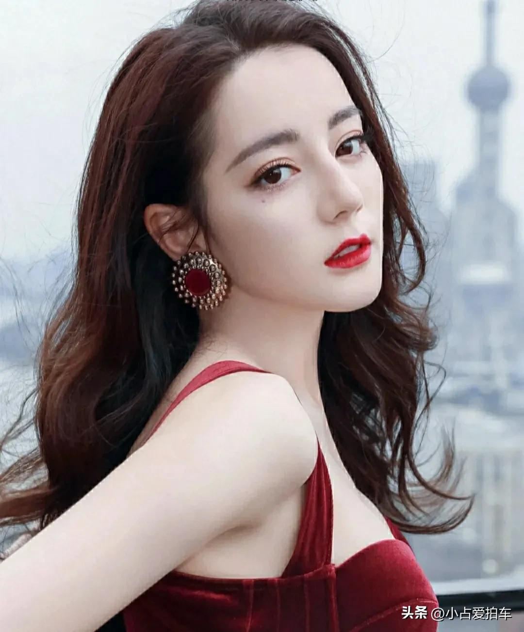 Địch Lệ Nhiệt Ba gương mặt sắc lẹm