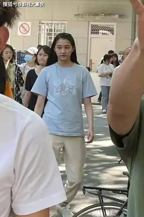 Quan Hiểu Đồng dáng đi kém duyên 