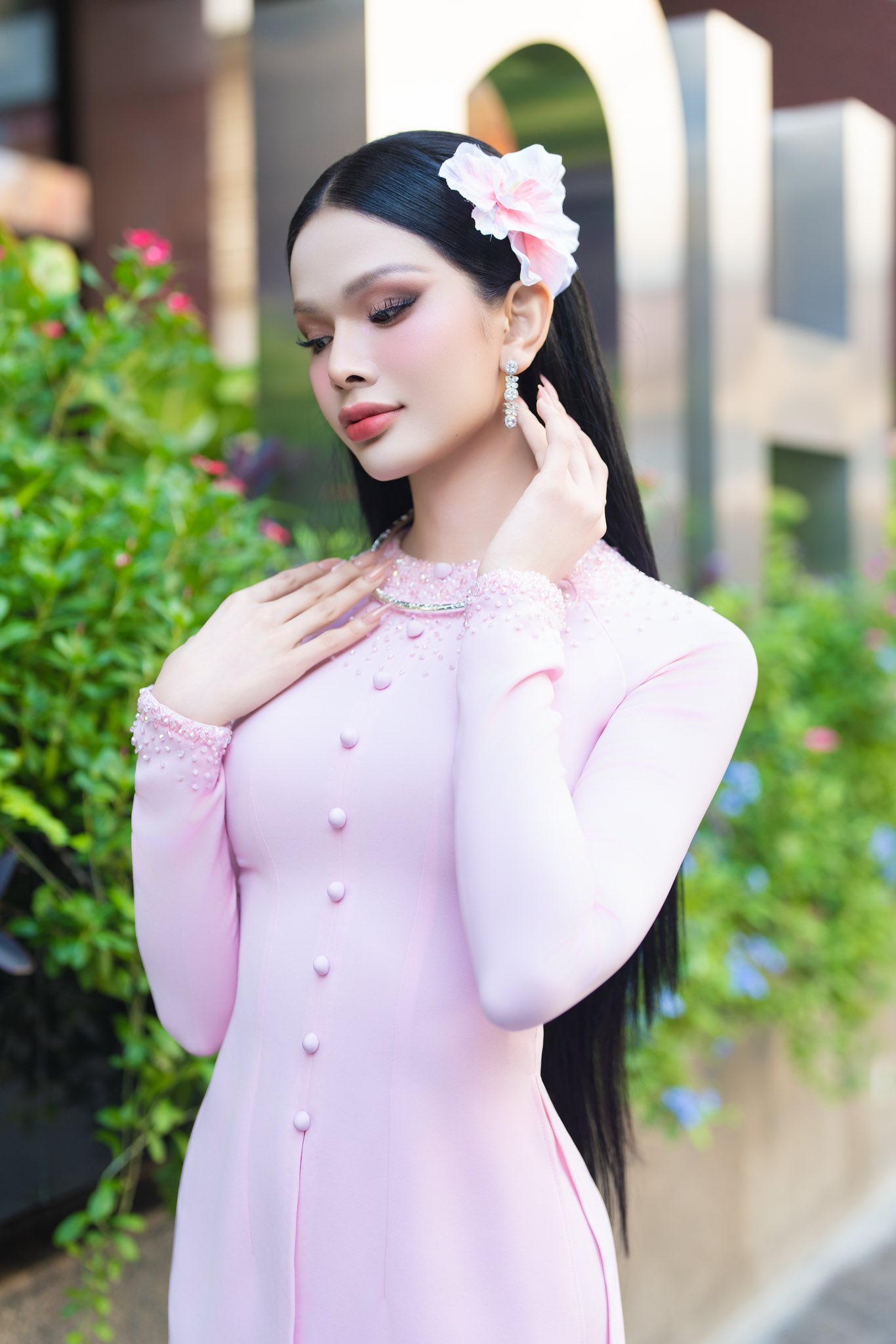 Hà Tâm Như dịu dàng, thướt tha tại ngày đầu chinh chiến quốc tế