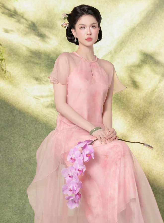 Ngọc Trinh trong trang phục váy dài thanh lịch