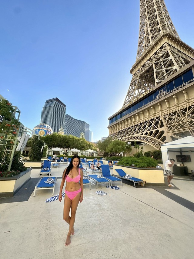 Y Phụng mặc sexy ở tuổi U50