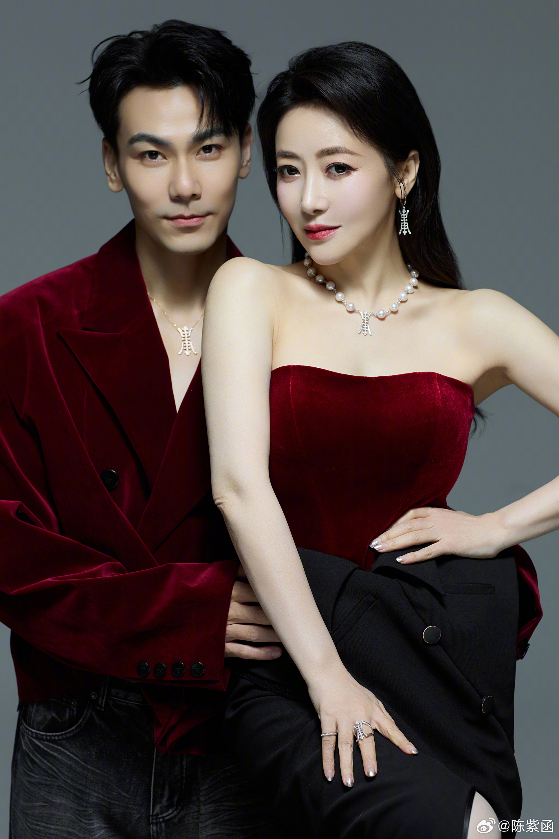 Chồng trẻ đơn phương đòi ly dị mỹ nhân showbiz