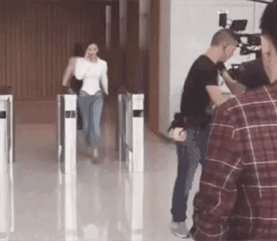 Angelababy bước đi khó coi