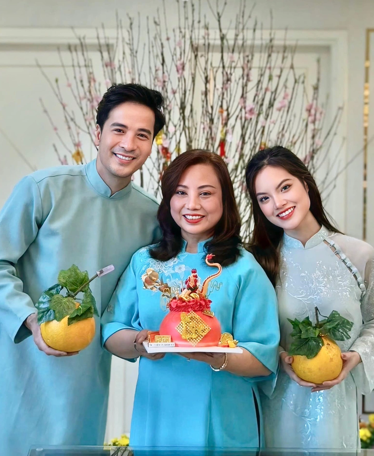 Bạn gái cùng gia đình ăn Tết