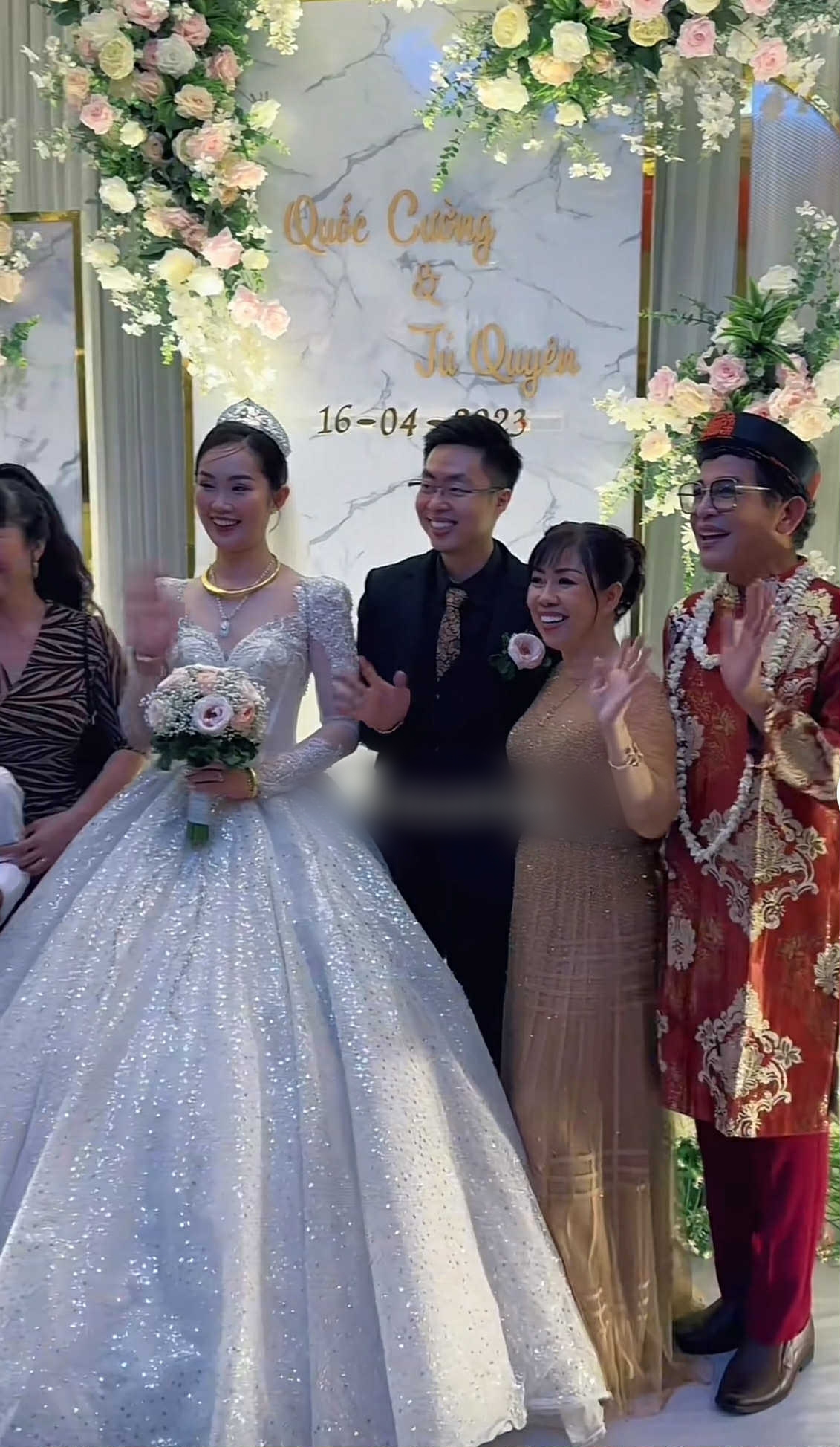 Trang phục nổi bật của MC Thanh Bạch tại đám cưới Quốc Cường - Tú Quyên