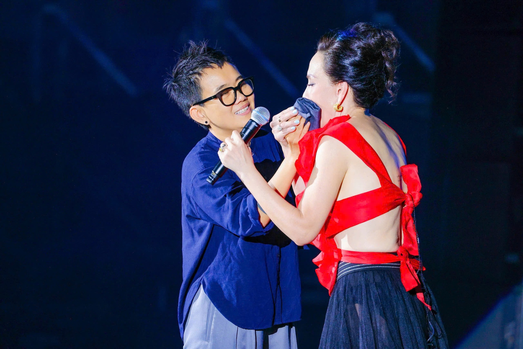 Phương Uyên lau mồ hôi cho Thanh Hà