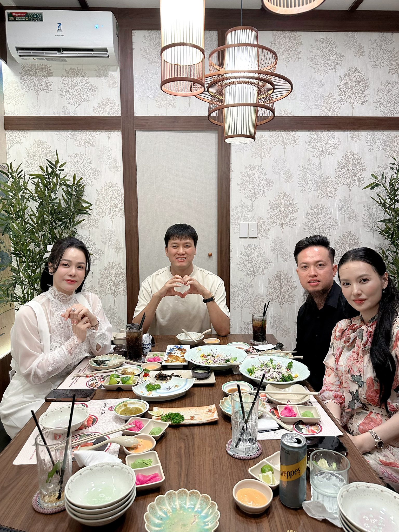 Nhật Kim Anh tới thăm nhà hàng của Quách Ngọc Tuyên