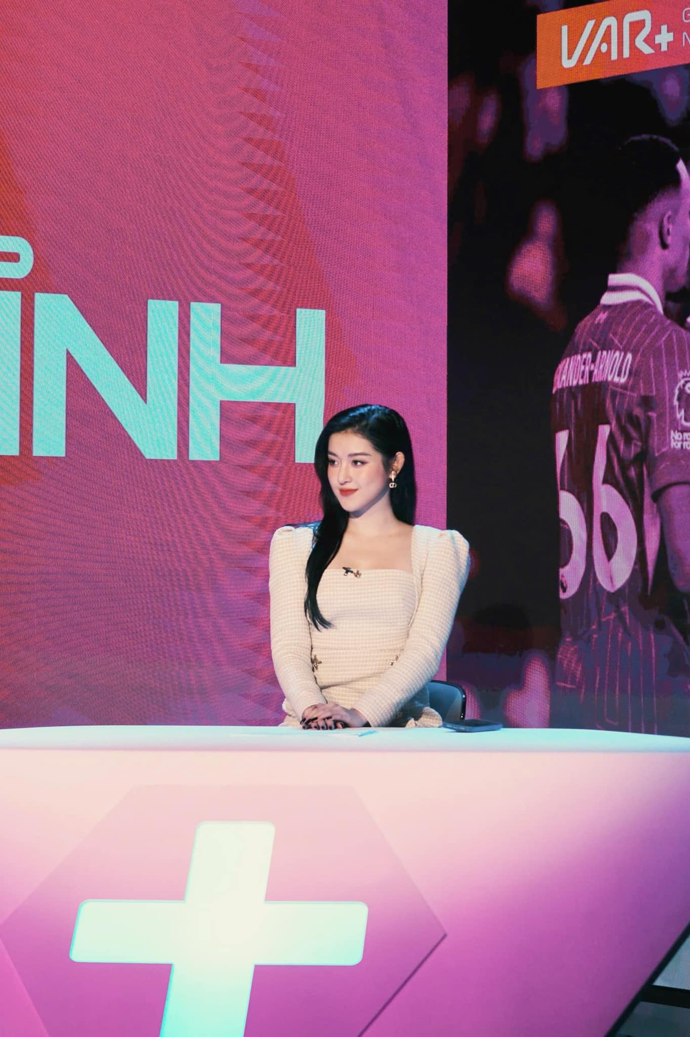 Huyền My gây chú ý với vai trò MC BTV