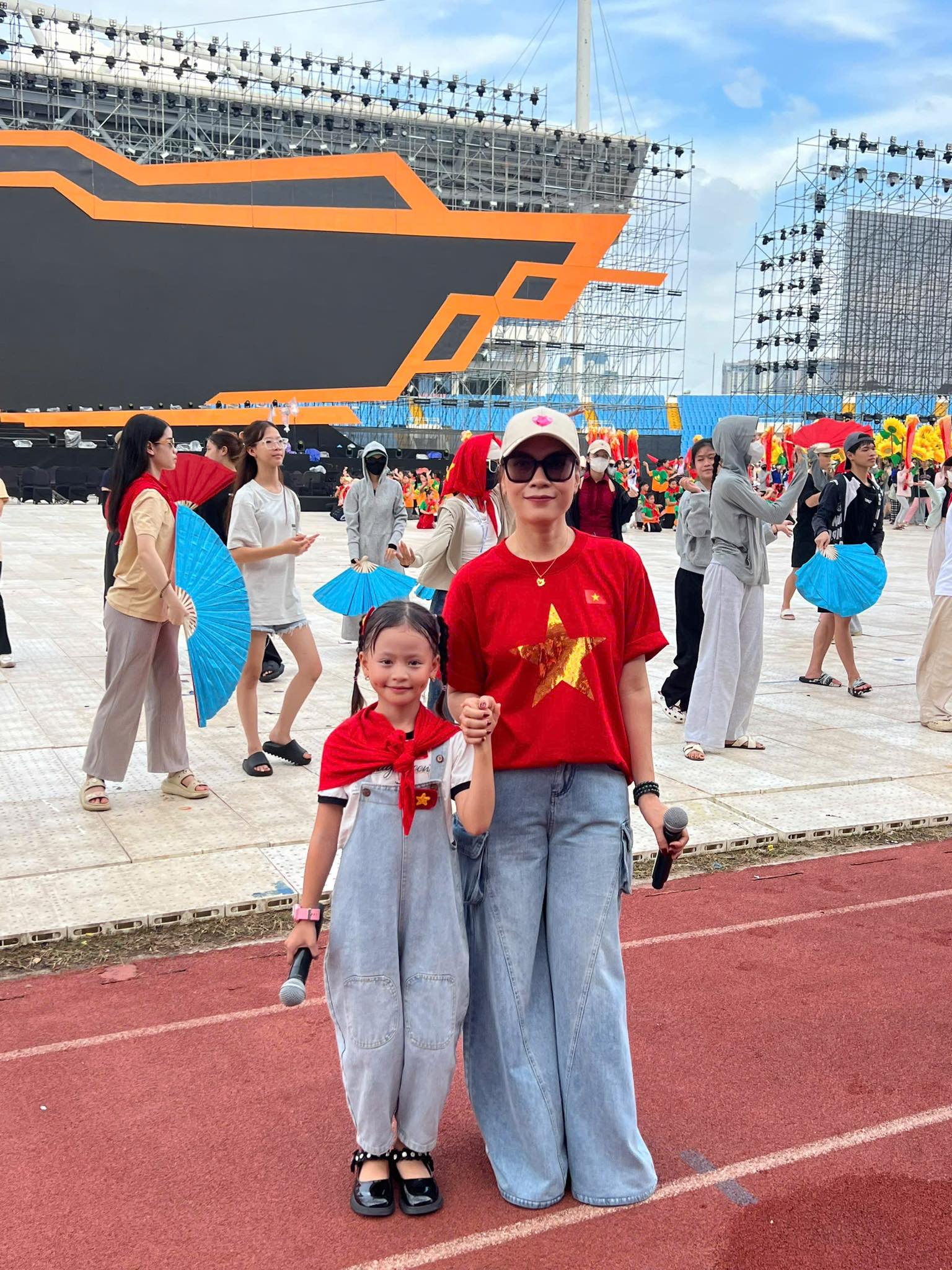 Mỹ Tâm hướng dẫn Thuỷ Tiên trước buổi biểu diễn