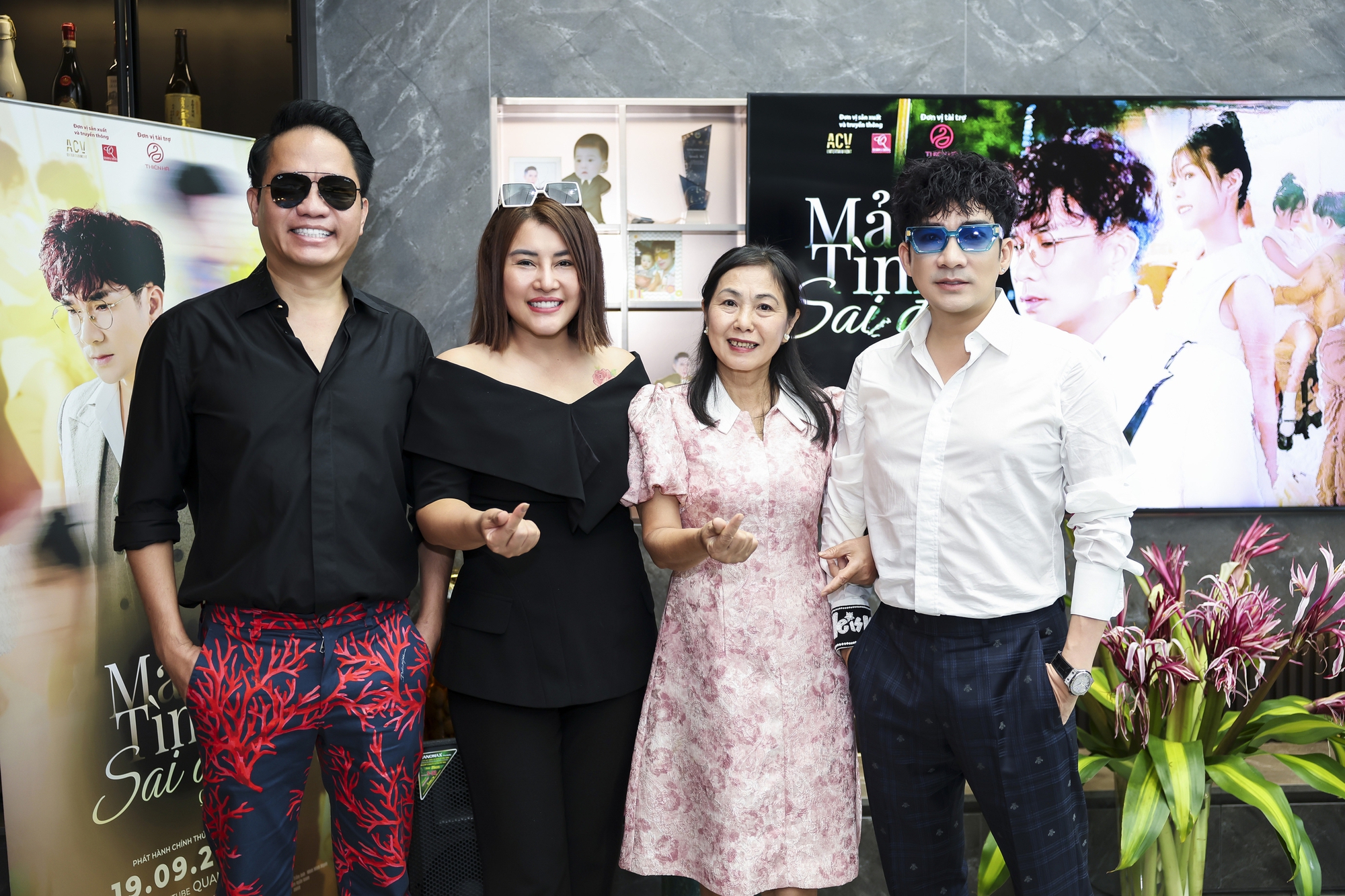 Nhiều bạn bè, đồng nghiệp có mặt chúc mừng Quang Hà