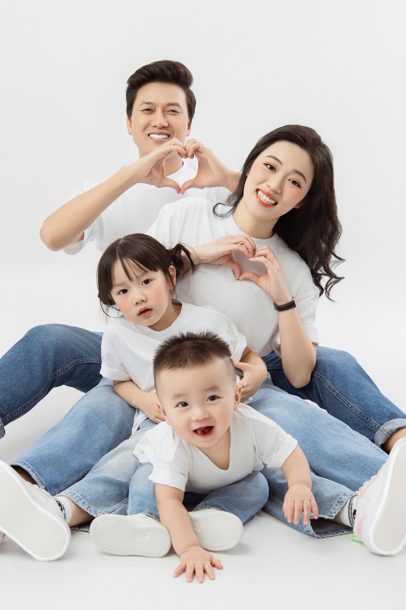 Quách Ngọc Tuyên bên vợ và các con