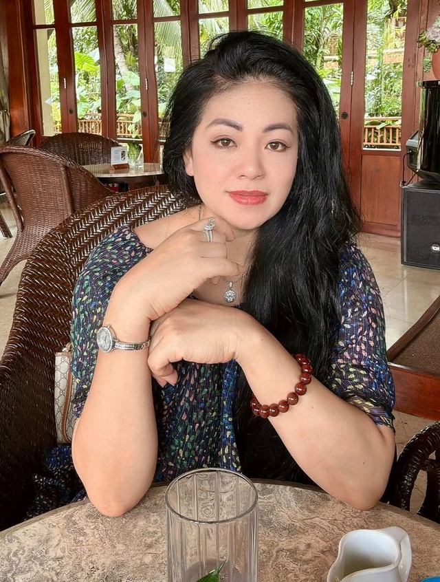 Nữ hoàng nhạc đỏ biểu diễn