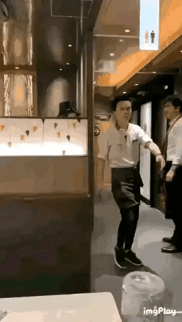 Angelababy bước đi khó coi